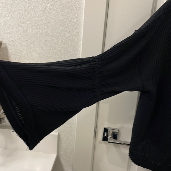 Black flowy waffle top - Picture 2 of 4